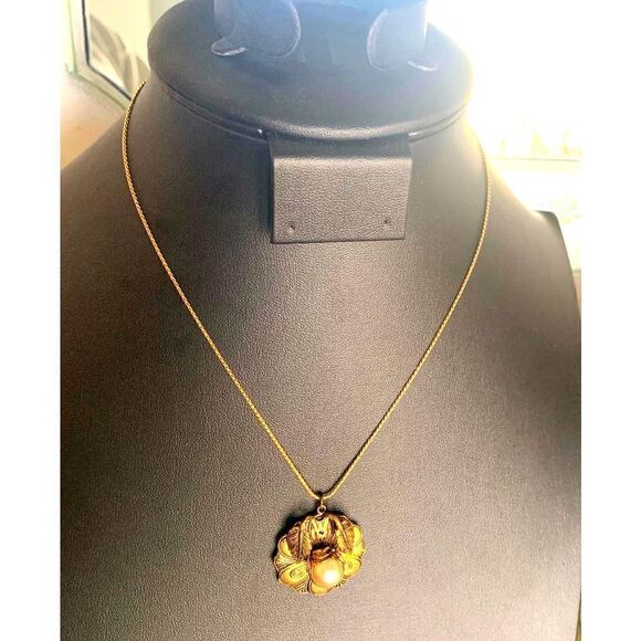 Gorgeous Scroll Pendant with Pearl, in Antique Gold, Unmarked - Picture 3 of 6